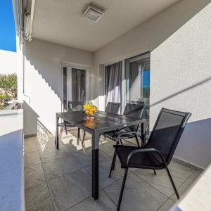 2 Bedroom Gorgeous Apartment In Okrug Gornji