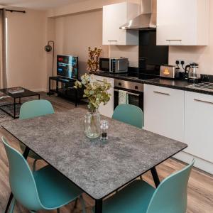 Entire 2 Bedroom and 2 Bathroom Apartment in Manchester City -Free underground Parking