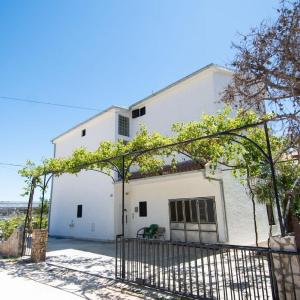 Apartments by the sea Kastel Kambelovac, Kastela - 22444