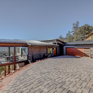 Hot Tub and Panoramic Mtn Views Pine Retreat!