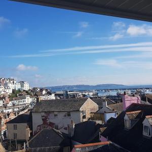 Stunning Penthouse views to harbour with parking.