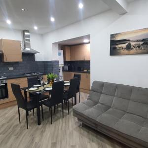 Highfield House - Ensuite, Parking, Wifi, Smart TV, Self Catering - Serving Contractors, Tourists, Santa Pod & Silverstone!