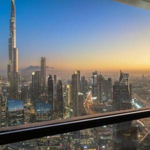 Burj Khalifa & Downtown Views - 3BR Family Retreat Near Dubai Mall