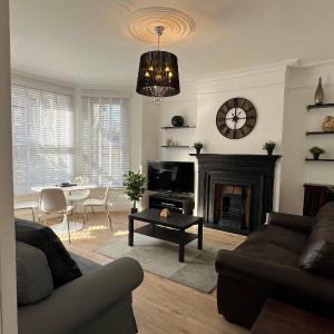 2 Bedroom flat 10 min walk to tube