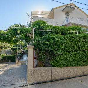 Apartments with parking space Trogir - 22655