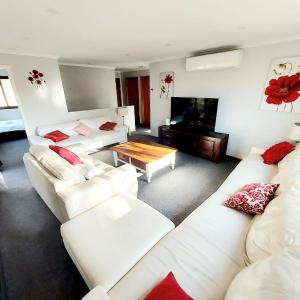 Huge Home, 9 Bed, 6 Bath, Sleeps 22, Central Location, Walk to Shops