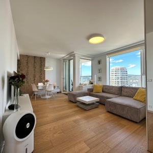 City view from 27th floor, free parking, keyless