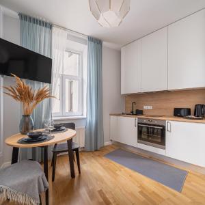 NEW! Quiet studio with elevator, 9 min walk to Old Town