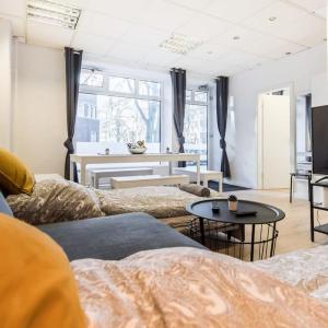 Spacious Two BR Close To Stadtpark and Street Parking