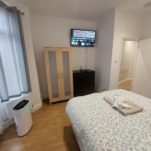Cosy North Kensington Family apartment for 4 persons - Children stay free Netflix in all bedrooms Close to underground and overground stations