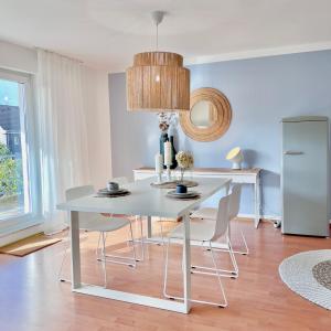 TIMELESS APARTMENT: FREE PARKING + BALCONY