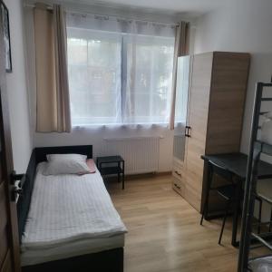 Rooms4Rest Popularna - Private rooms for tourists