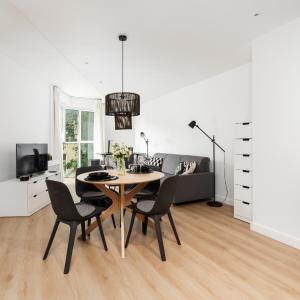 Cozy Black & White Studio in City Center with FREE GARAGE Poznań by Noclegi Renters