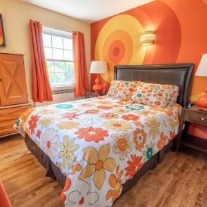 Cardinal Inn Retro Room