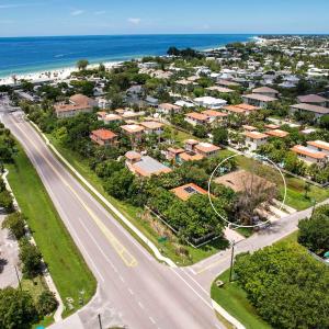 Cozy Condo less than 3 min walk to White Sandy Beaches