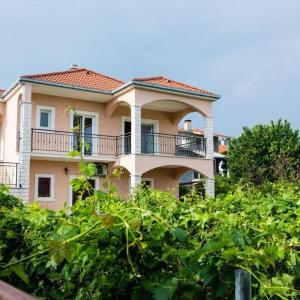 Apartments with parking spaces Kastel Novi, Kastela - 22378