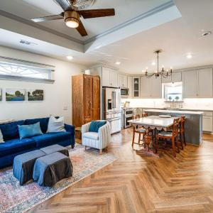 Walkable Dallas Bungalow: 4 Mi to Downtown