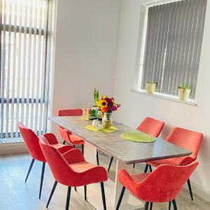 Shadwell - walking distance to Tower Bridge, two stations in close proximity