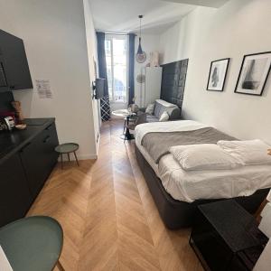 Chic Cozy Studio in the Heart of the City