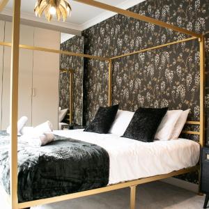 Spacious 6 bedroom House - Sleeps 11, Convenient Location, Perfect for FAMILIES