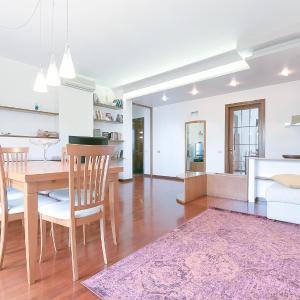 Queen Home Paola