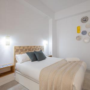 CASA FLORIT - Ceramic Homes - 4 Guest - AC WiFi - Near Sorolla Train Station