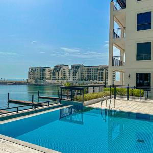 HiGuests - Stylish Boho 2BR Apartment Steps from La Mer Beach