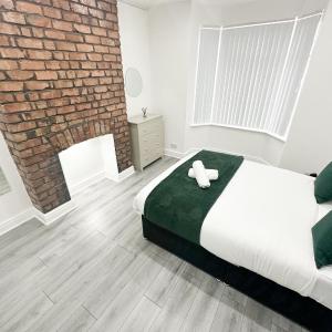 Central Location Liverpool, Modern Home, 4 BR, Sleeps 9, Free Parking