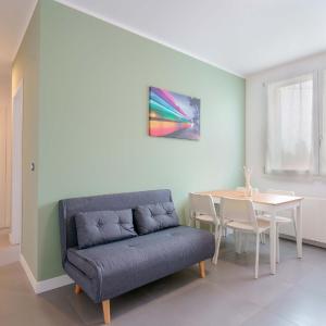 West Side Bologna Apartment by Lesdomus