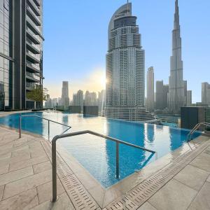 Modern 2BR with Harbor Views, Pool, & Concierge
