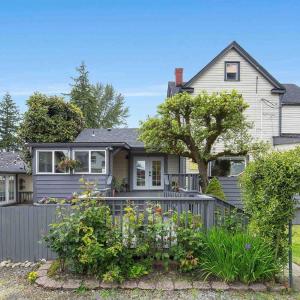 Spacious Retreat with guest house, game room, parking in N Tacoma