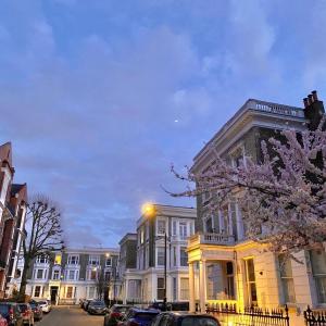 Modern flat & balcony in historic West Kensington