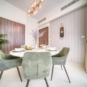 Stylish 3BR Townhouse with private outdoor lounge- Victoria Damac Hills 2