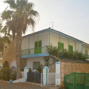 Private surf house & garden, v near beach & town