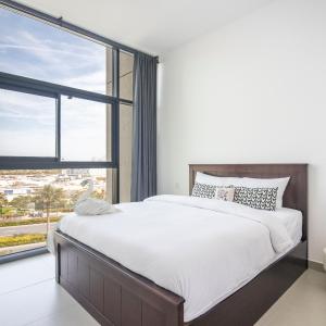 Luxury 1BR Getaway: Steps from Dubai Hills Park