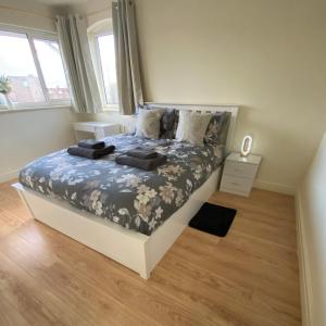 3 Bed House - Sleeps 6 - Garden - Parking - Wifi