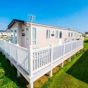 MP639 - Camber Sands Holiday Park - 3 Bedroom - Sleeps 8 - Large gated decking - Close to facilities