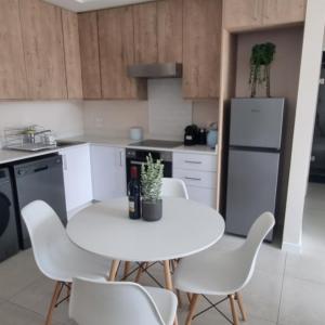 Partial BACK UP POWER: Modern 2 bedroom Apartment