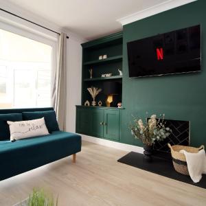 Modern 3BR Bath Home, Sleeps 6, Driveway Parking, Families & Contractors Deal