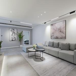 Eastern Hub - ZhongShan Park Metro Station 50m, Modern Light Three-bedroom Apartment