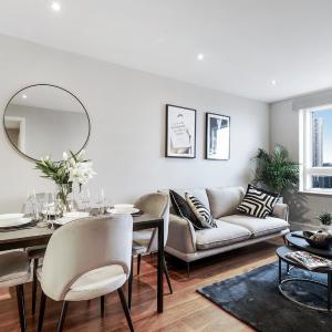 Stunning 2 bed, 2 bath high rise property minutes from Canary Wharf