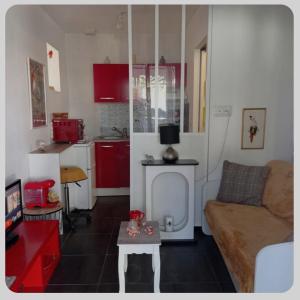 appartement cosy à 200 du tram B chambre séparée Petite véranda lumineuse donnant sur jardinet