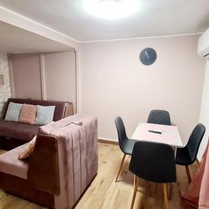 2 separate bedrooms and living room fully equipped with AC