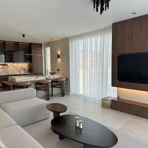 Cozy Elegant 2BR Apt + Free Parking next to Paradise Mall