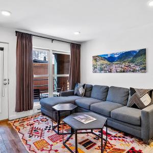 Top Floor Condo with Balcony - Steps To Lifts & Main Street condo
