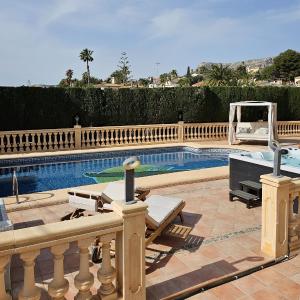 Luxury Villa - pool, hot tub, aircon, TVs, home cinema, office, Gbit Internet, sports equipment