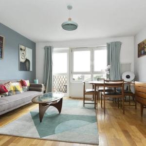 Stylish Central 2BR Flat Bridge Views