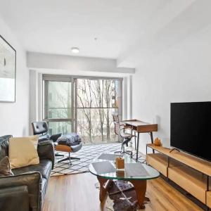 Central Modern Apt with Working Space Zodiak Stays