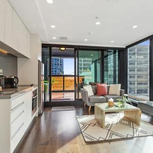 Central 2 BR apt - large balcony by Zodiak Stays