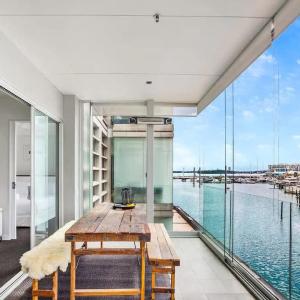 Stunning 2BR Viaduct Views w Parking Zodiak Stays